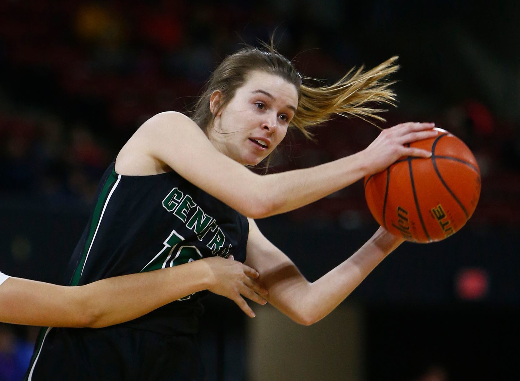 Hardin holds on to beat Billings Central, 44-41